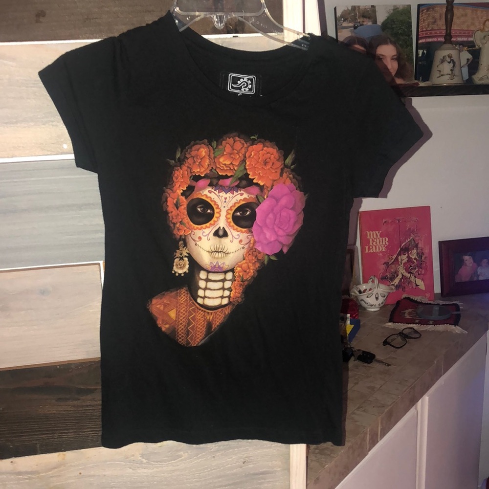 100% cotton short sleeve graphic tee - small